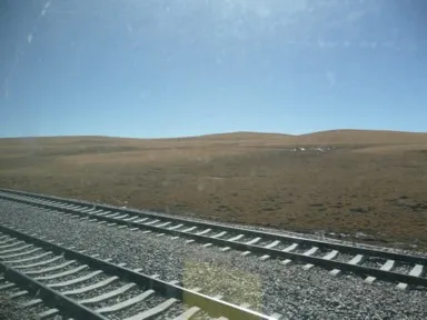 行き違いエリアで停車する単線の青蔵鉄道