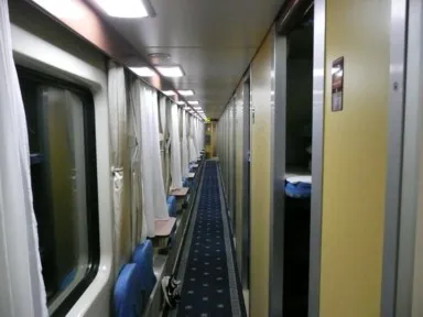 チベット鉄道の寝台車両の通路
