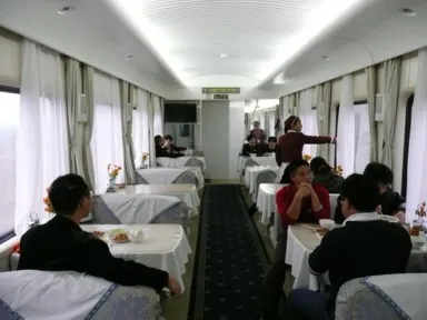 青蔵鉄道の食堂車のテーブルとお客さん