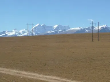 青蔵鉄道から見える大地の向こうの雪山