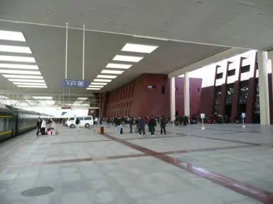 ラサ駅の近代的で広い構内