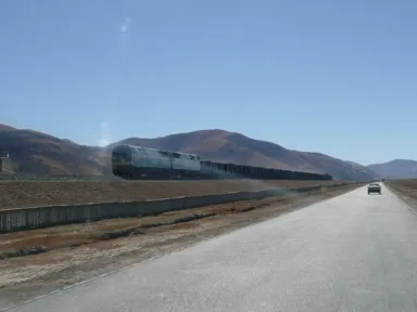 道路から見た長い青蔵鉄道の車両
