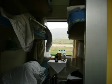 チベット鉄道の3段ベッドが向かい合う6人部屋