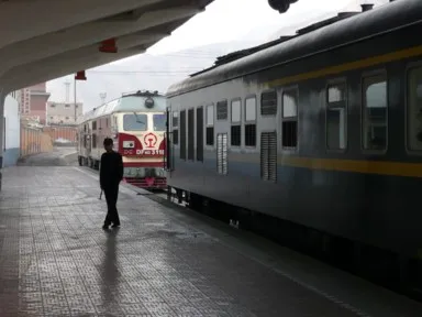 西寧駅で機関車がパワーアップするチベット鉄道