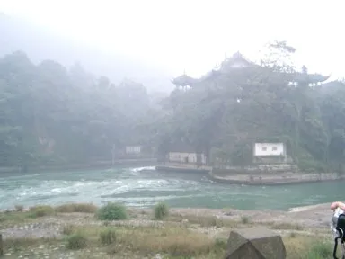 世界遺産の都江堰の川が二手に分かれる古代ダム