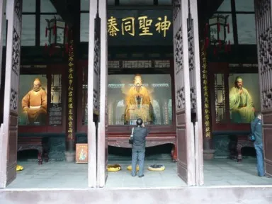 成都の武候祠に残る劉備と諸葛亮の像