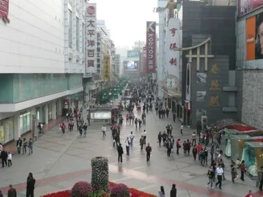 成都の大都市らしい高層ビルと歩行者天国