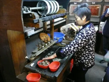 成都の蚕からシルクをつむぐ糸作りの作業
