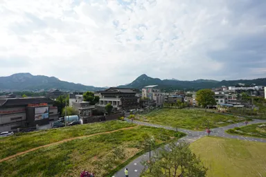 ソウルの展望台から街と山