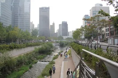 ソウルの清渓川の遊歩道