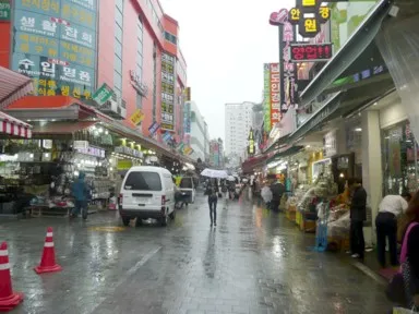 ソウルの雨のナンデムンのにぎやかさ