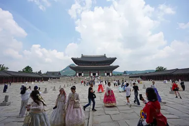 ソウルの景福宮のハンボクのコスプレをした人々