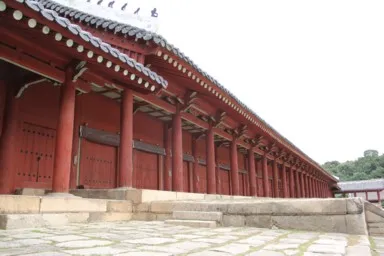宗廟の静寂に満ちた伝統建築の佇まい。
