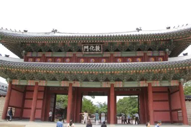 昌徳宮の伝統建築が並ぶ落ち着いた宮廷風景。