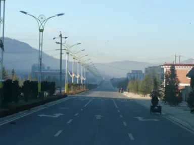 きれいな道路にはまだ車も人もいないシャングリラ