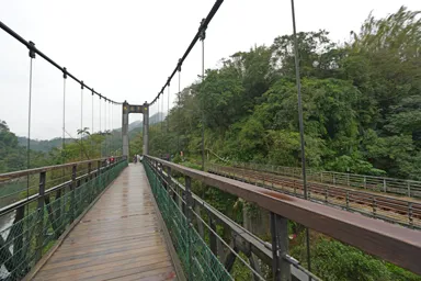 台湾の十分瀑布へ向かう橋と鉄橋