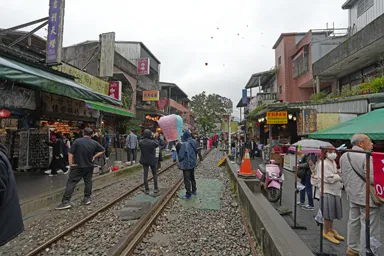 台湾の十分の線路沿いの街とランタン