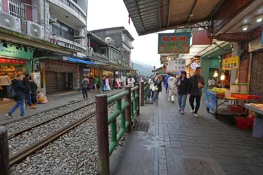 台湾の十分の線路沿いの商店街
