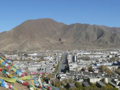シガツェの小さな町とそびえる山