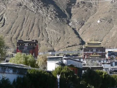 シガツェの金色の屋根のタシルンポ寺と山