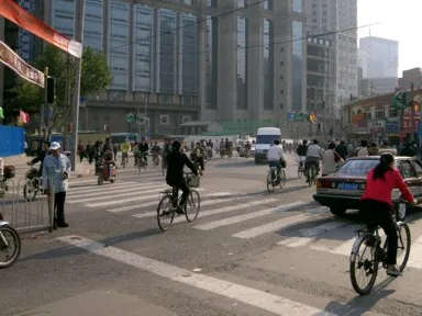 自転車文化が残る上海の街角