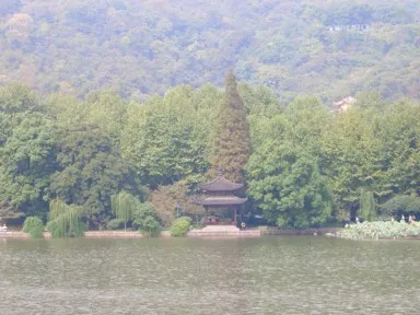 杭州の西湖の湖畔と山の景色