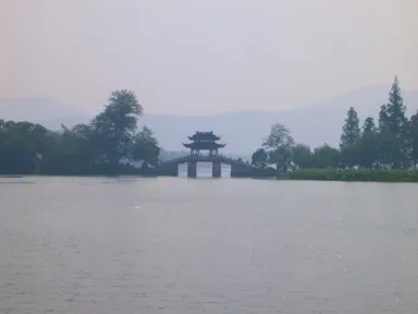 杭州の西湖沿いの橋の上に堂が立つ光景