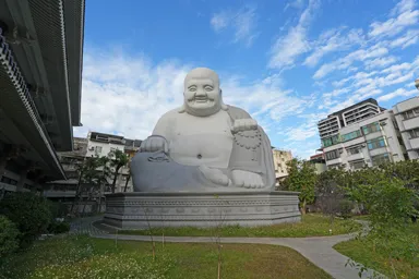 台中の宝覚禅寺の巨大な白い大仏