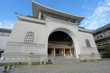 台中の宝覚禅寺の石のお寺の中に木のお寺