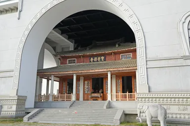 台中の宝覚禅寺の石の建物に囲まれた寺
