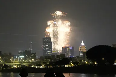 台北101の年越し花火のクライマックスで煙が立ち込める