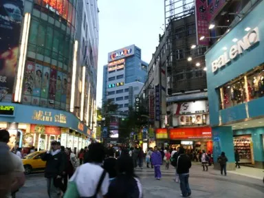 台北の西門町の渋谷っぽい街並み
