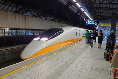 台湾新幹線がホームに到着