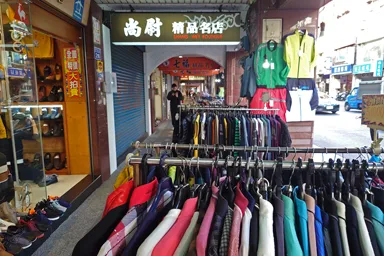 台北の迪化街の歩道にも商品の服が並ぶ
