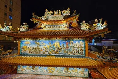 台北の松山慈祐宮の派手で繊細な廟