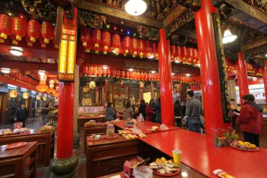 台北の松山慈祐宮の中の静けさ