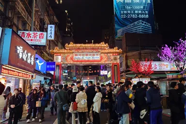 台北の饒河街夜市の入口の大みそかの活気