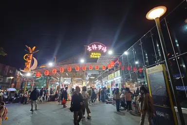 台北の士林夜市のにぎわい