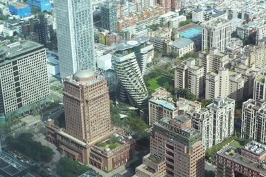 台北101から目立つねじれたビル