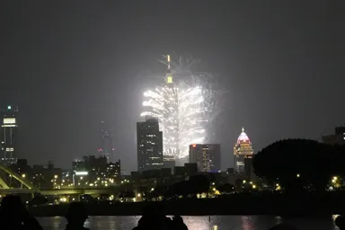台北101の豪快な年越し花火が始まる瞬間