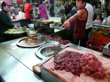 台北の饒河街夜市の屋台の調理風景