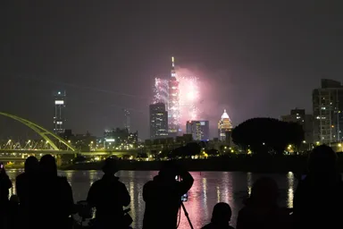 台北の彩虹河浜公園に集まる人々と年越し花火
