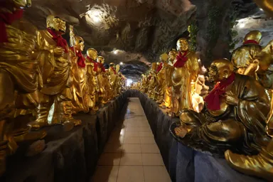 台湾の金剛宮の金色の五百羅漢