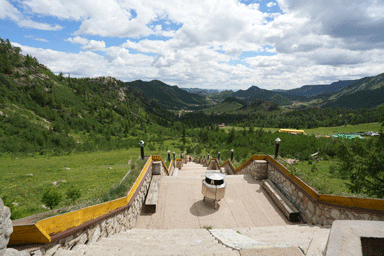 アリヤバル寺院の階段の上から山々の景色が広がる様子