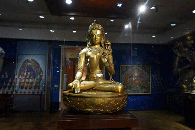 ザナバザル美術館の金の優しい表情をした仏像