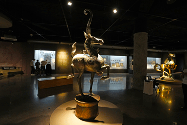 チンギスハーン博物館に展示された金の角が立派な動物の像