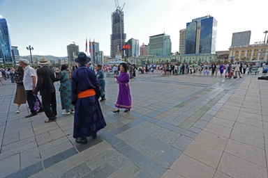 スフバートル広場のナーダム祭前に民族衣装で集まる人々
