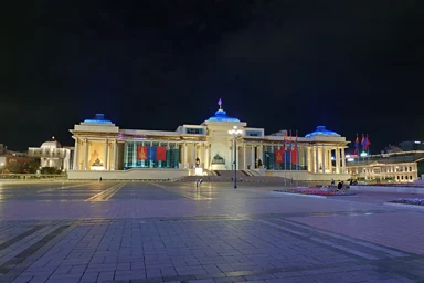 ウランバートルのスフバートル広場の深夜の静まった光景
