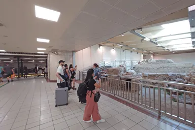 アテネのモナスティラキ駅の地下鉄ホームに展示された古代遺跡
