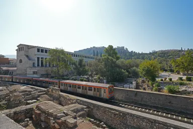 古代アゴラの遺跡の中を鉄道が走り抜ける風景